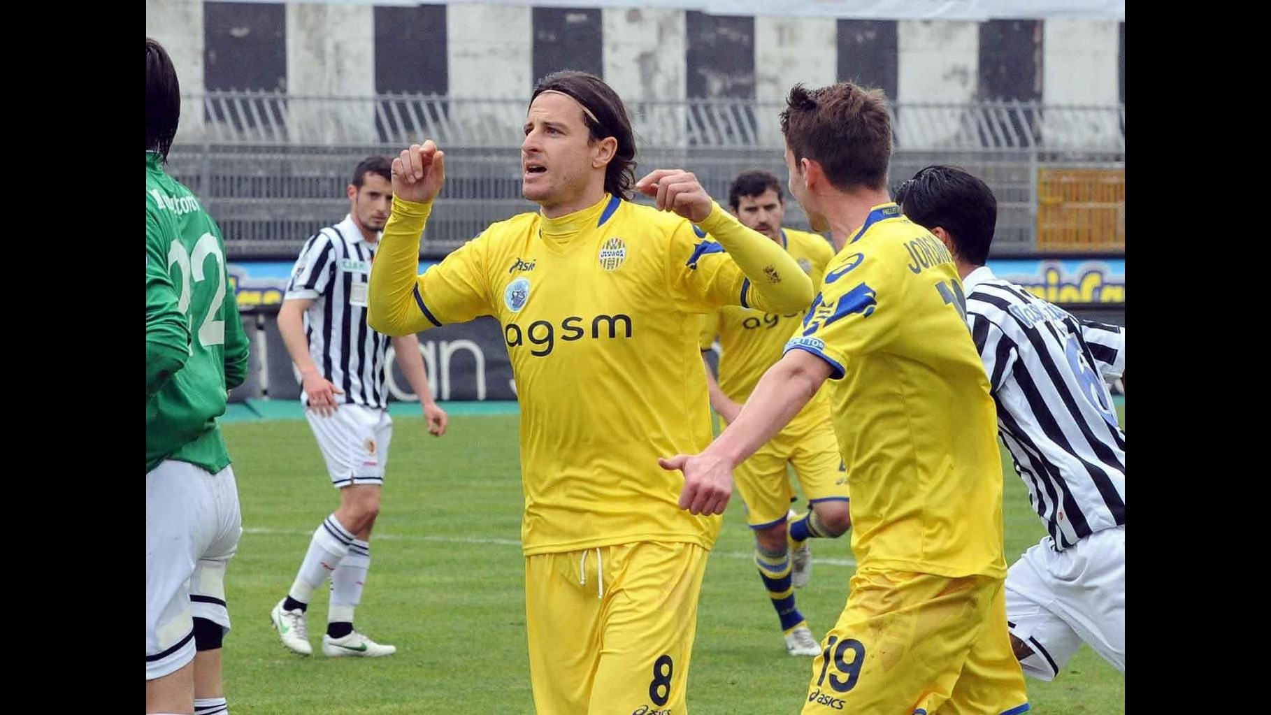 Serie B, Verona e Livorno vincono e braccano il Sassuolo