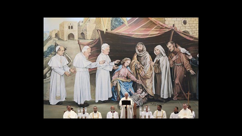 Terra Santa, abbraccio tra papa Francesco e patriarca a Santo Sepolcro