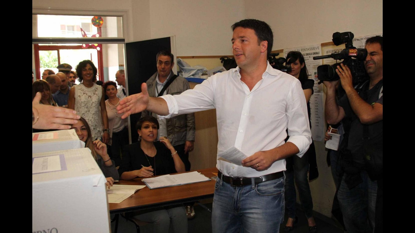 Europee, Renzi vota a Pontassieve insieme alla moglie Agnese