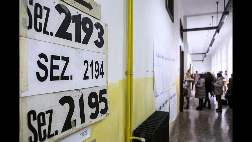 Palermo, uomo entra in seggio armato e minaccia scrutinatrice: fermato
