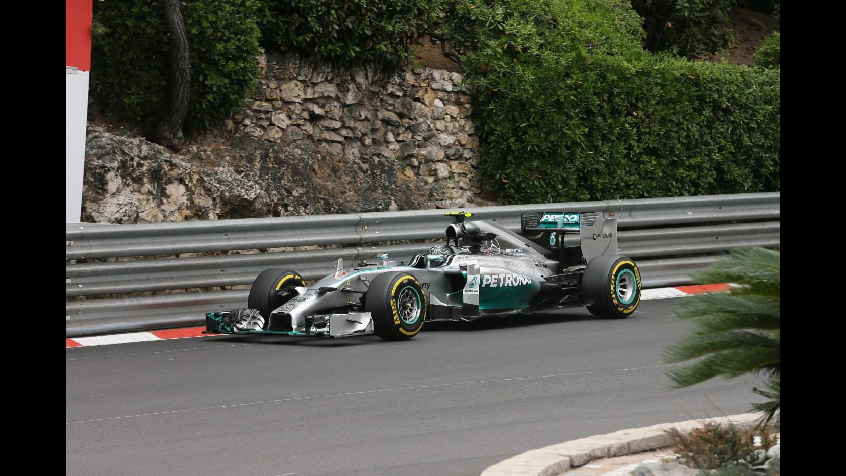 F1, Gp Monaco: Rosberg ‘graziato’ conserva la pole, 2° Hamilton. Ferrari in terza fila