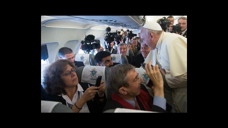 Terra Santa, selfie in aereo con i giornalisti per Papa Francesco