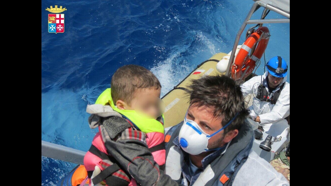 Sbarchi, 435 migranti oggi a Pozzallo: 264 bambini e 56 donne