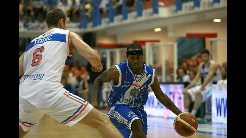 Basket, playoff Serie A: Milano cade a Pistoia, Sassari in semifinale