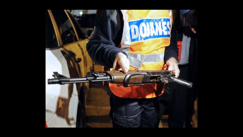 Francia, 19enne spara con Kalashnikov in strada: 3 morti, arrestato
