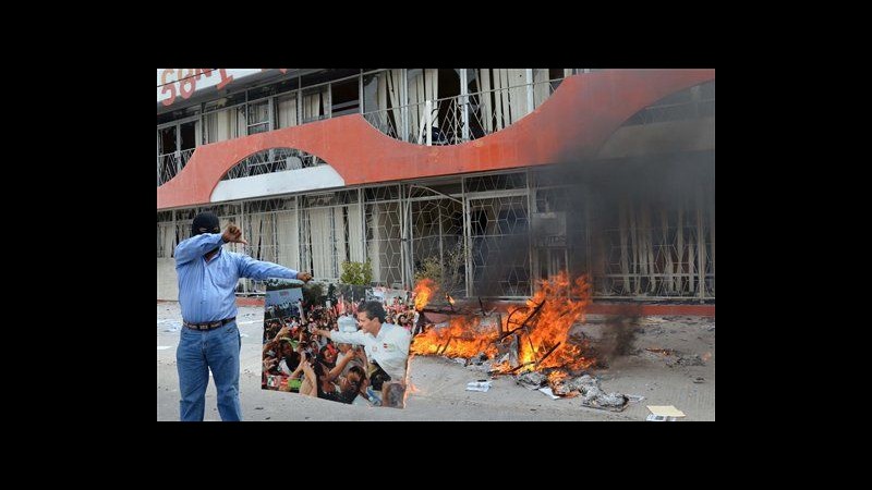 Messico, proteste di insegnanti in Stato Guerrero:a fuoco sedi partiti