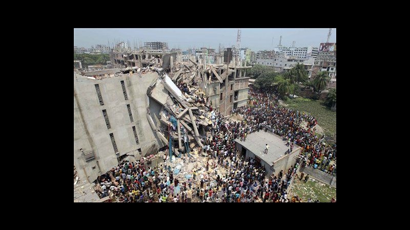 Bangladesh, crolla sede aziende tessili a Dacca: 87 morti