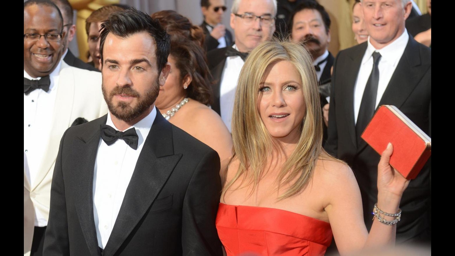 Jennifer Aniston posticipa le nozze con Justin Teheroux a fine estate