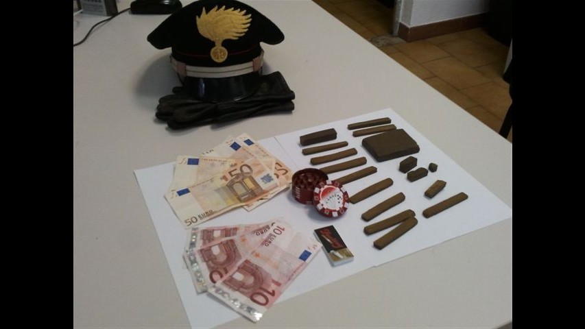 Andria, in casa con oltre 60 grammi di hashish: arrestato 37enne