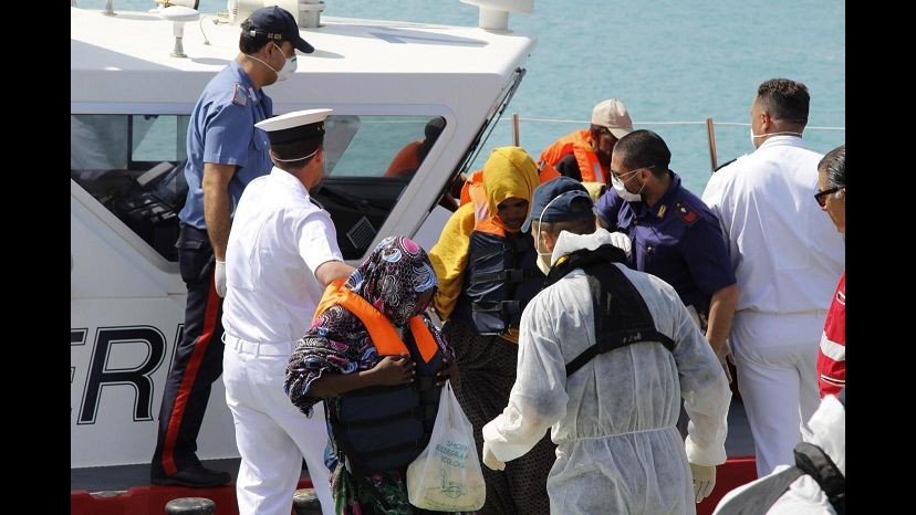 Sbarchi, arrivata a Palermo nave Etna: a bordo 700 migranti e 10 salme