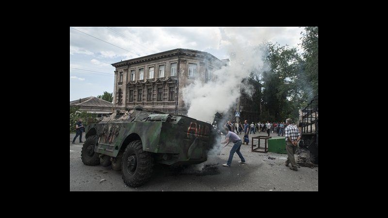 Ucraina, soldati riprendono edifici occupati da filorussi a Mariupol