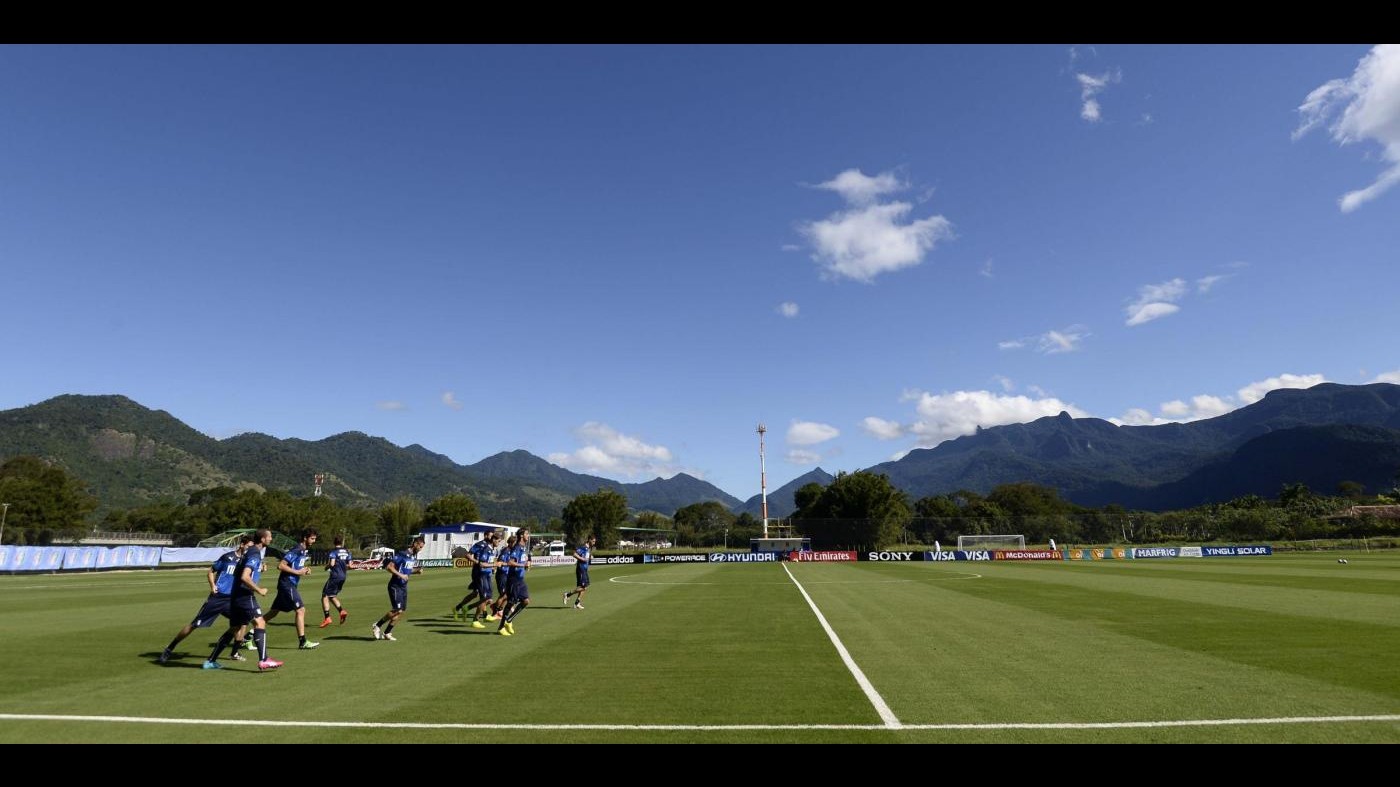 Mondiali 2014, stampa inglese: campo Manaus in pessime condizioni, organizzatori verniciano l’erba