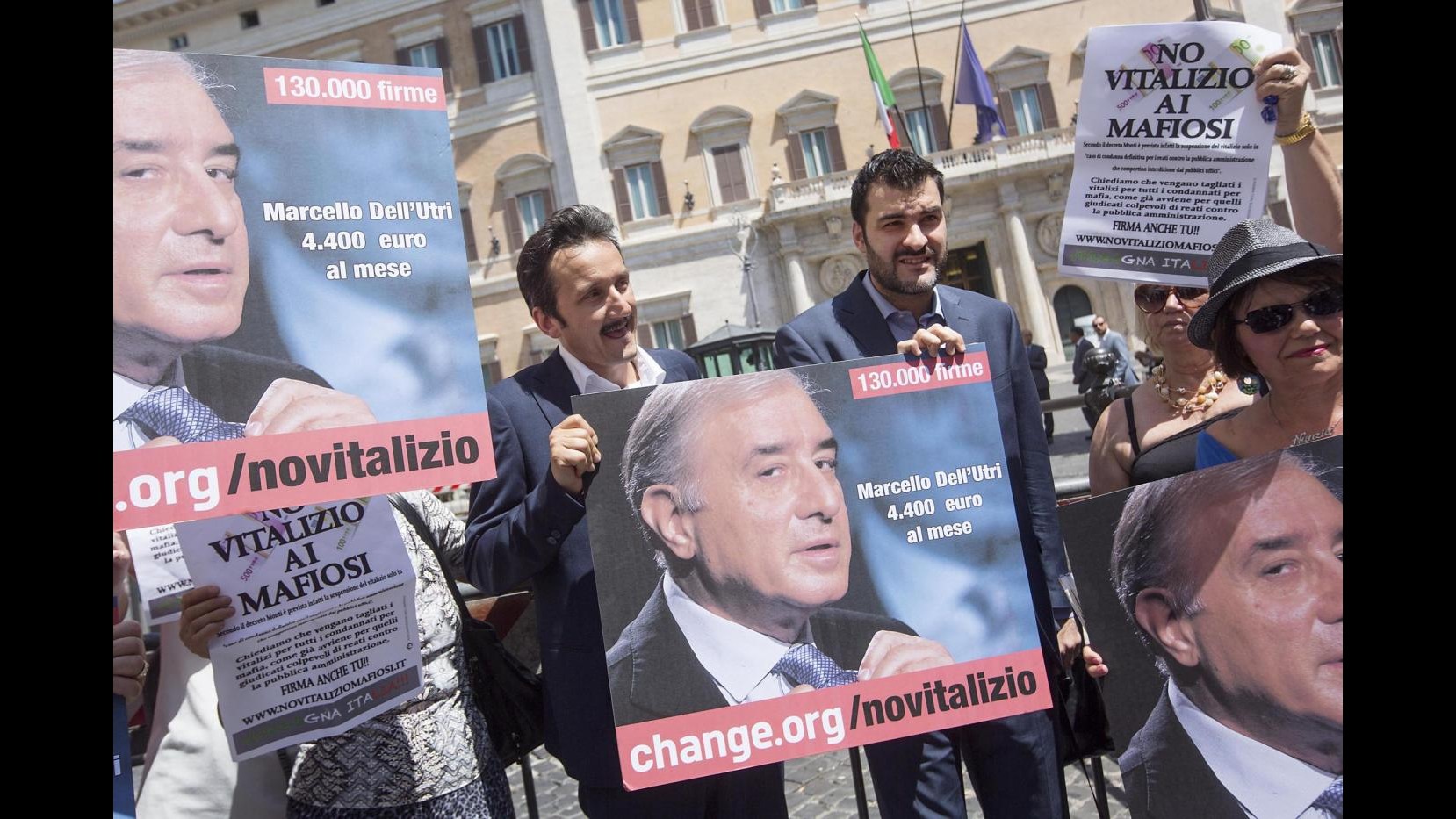 Dell’Utri, flash mob a Roma: No vitalizi a mafiosi