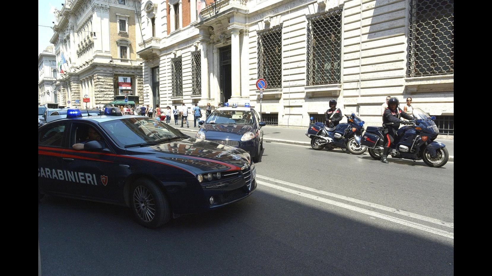 Bari, insegue e minaccia una bambina per strada: in manette