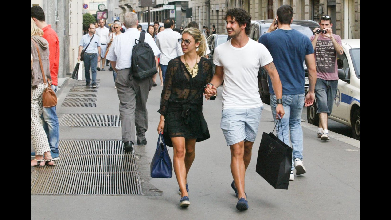 Pato e fidanzata fanno shopping mano nella mano in via Montenapoleone