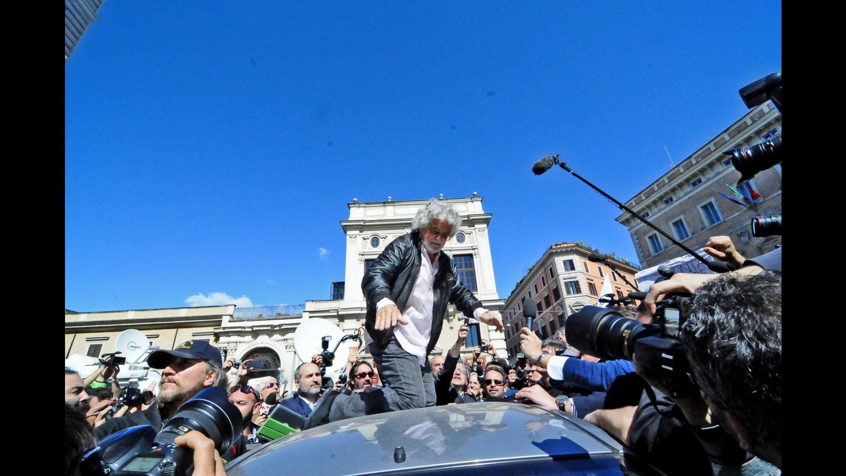 Corteo M5S fino al Colosseo. Grillo in piazza: Arrendetevi