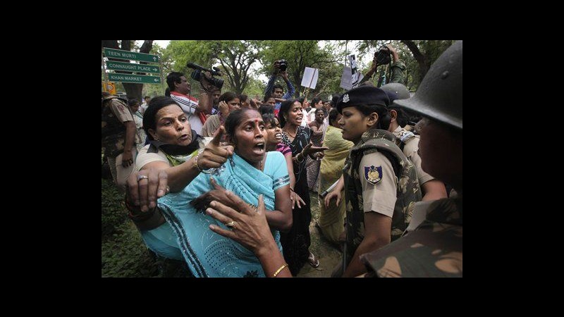 India, proteste vicino casa Sonia Gandhi per stupro bimba: 50 arresti