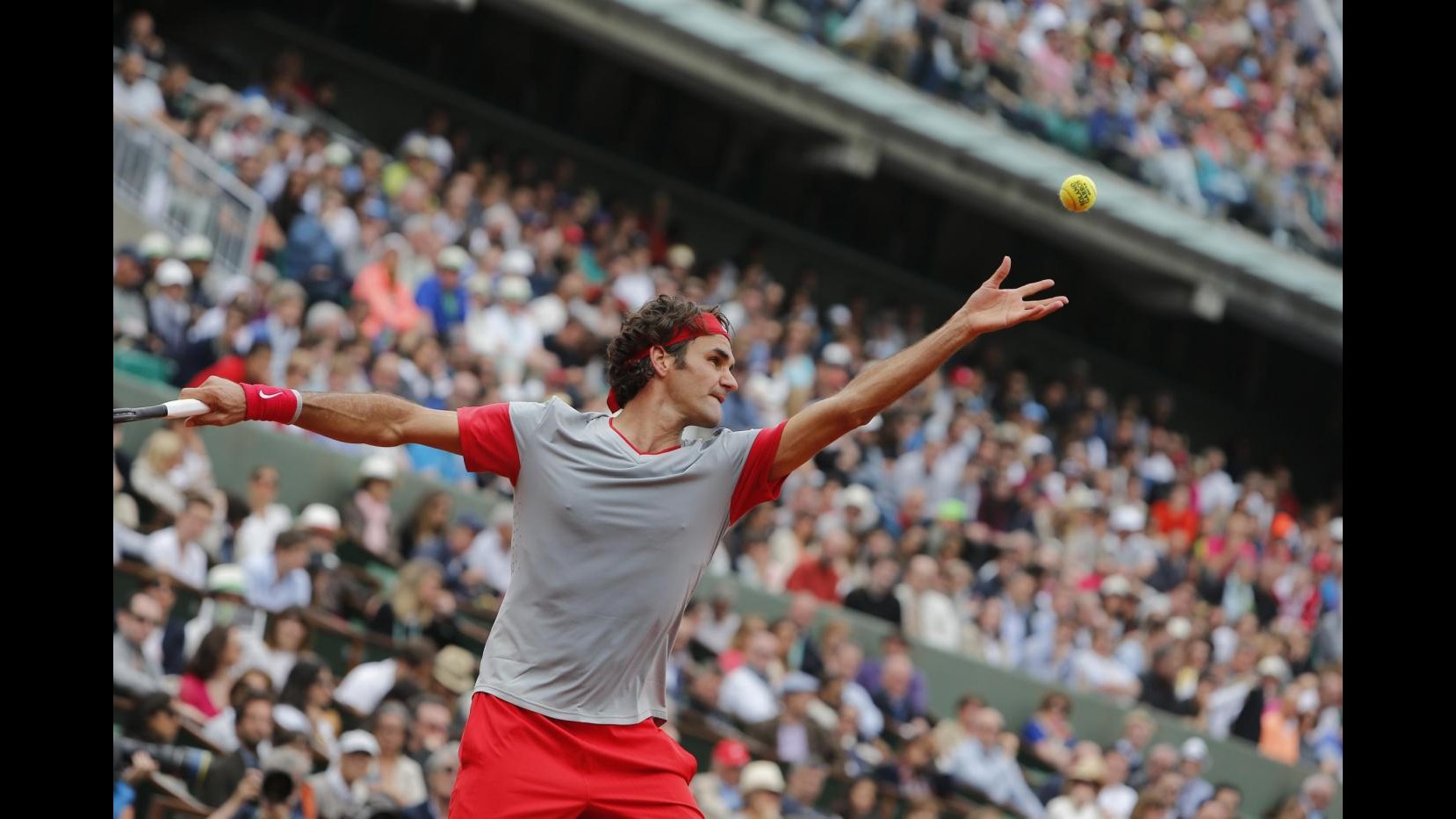 Tennis, Atp Halle: Federer batte Sousa e approda ai quarti di finale