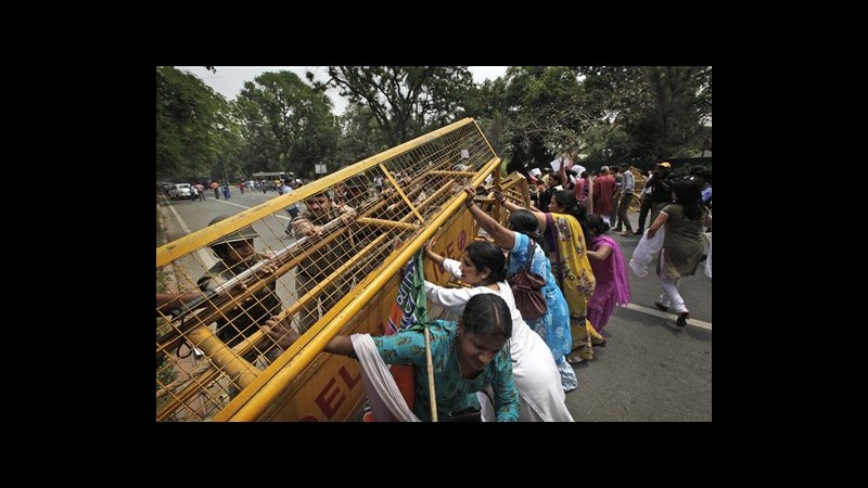India, bimba stuprata migliora, proteste contro polizia a Nuova Delhi