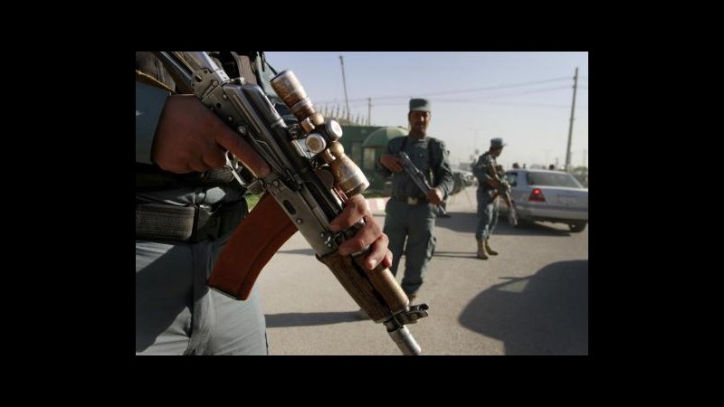 Afghanistan, talebani attaccano posto blocco a est: 6 ufficiali uccisi