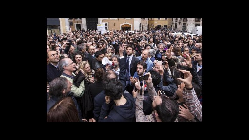 Rieletto Napolitano, la piazza esplode: ‘Buffoni’, ‘Vergogna’