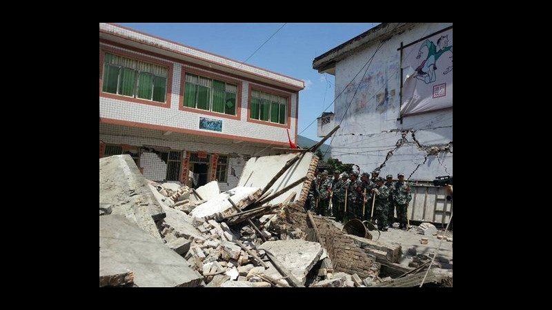 Cina, forte sisma nel Sichuan: oltre 180 morti, 11.200 feriti