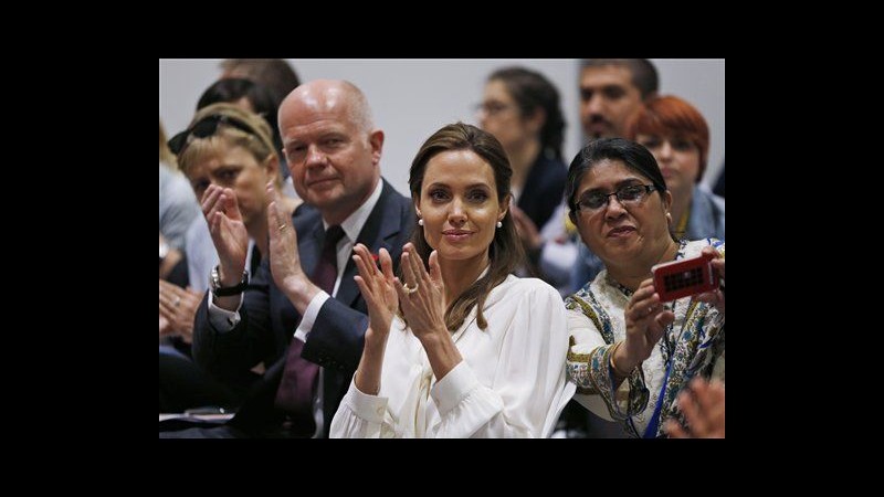 Hague e Jolie presentano piano contro stupri guerra: Stop impunità