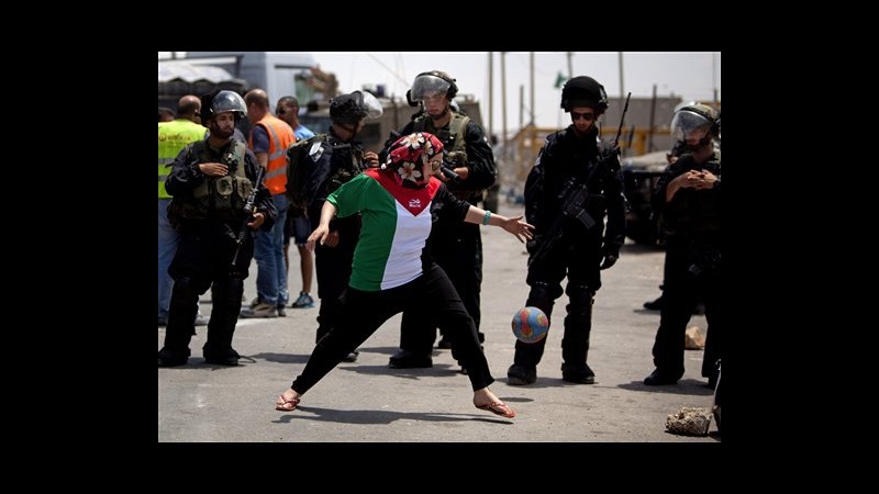 Medioriente, partita calcio fuori carcere pro detenuti palestinesi