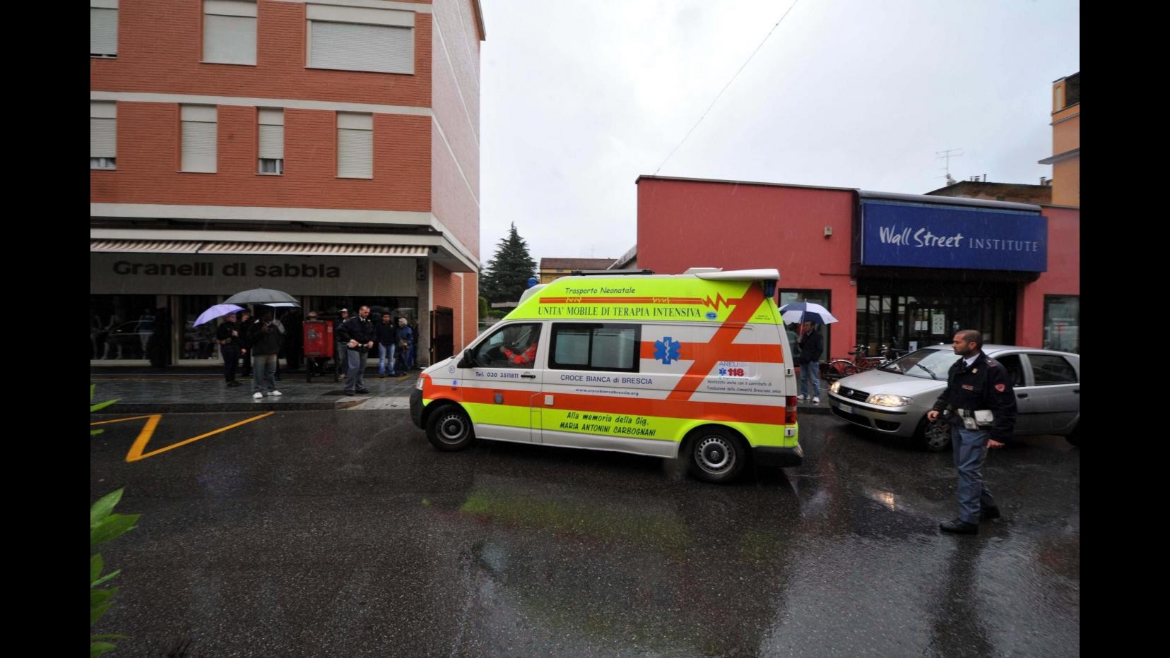 Cosenza, si dà fuoco davanti a supermercato di Corigliano: è grave