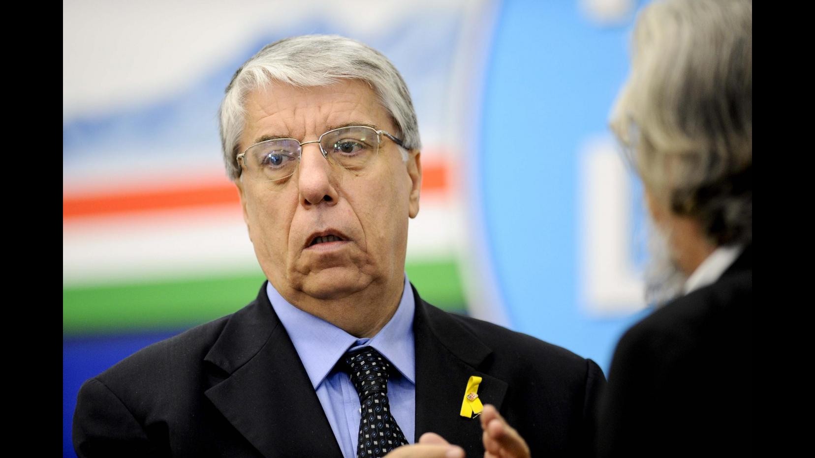 Quirinale, a Giovanardi insulti e fischi da piaza Montecitorio