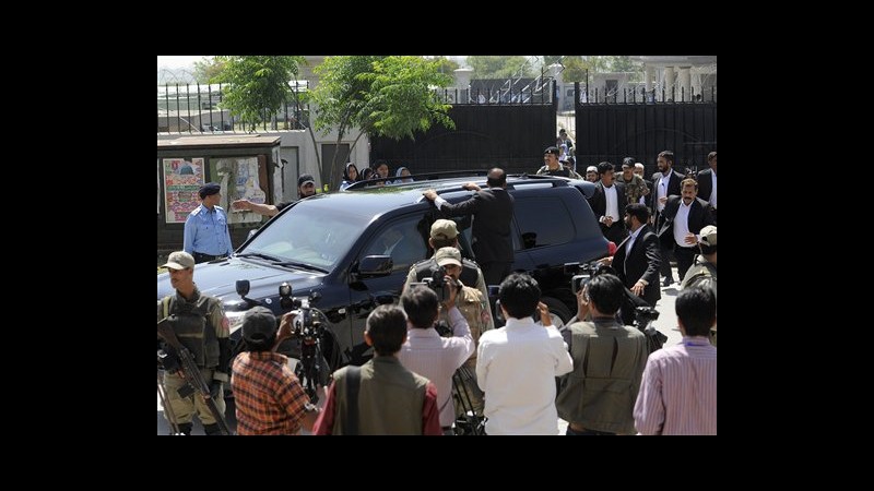 Pakistan, arrestato ex presidente Musharraf, ottiene i domiciliari