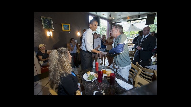 Usa, nuova uscita a sorpresa per Obama: stavolta hamburger a pranzo