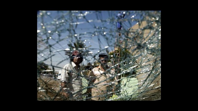 Iraq, attentato suicida in bar affollato di Baghdad: 26 vittime