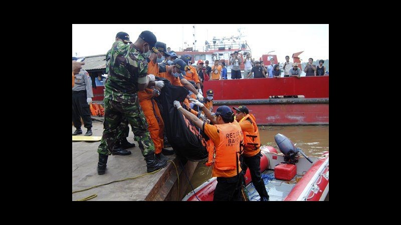 Indonesia, barca si rovescia in fiume: 3 morti, decine di dispersi
