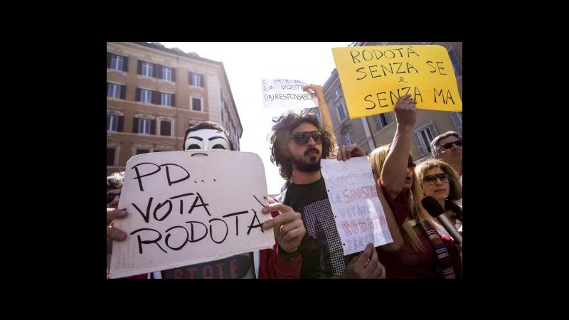 Quirinale, piazza Montecitorio esulta per la sconfitta di Marini