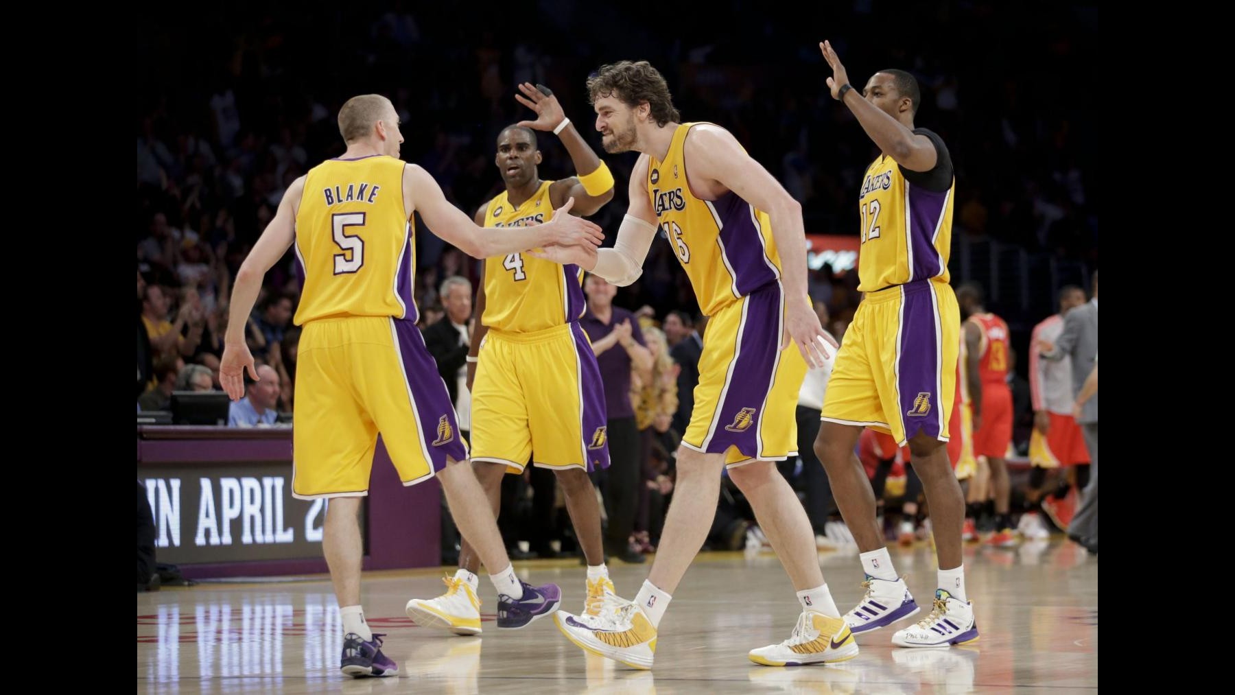 Nba: Lakers vincono e chiudono settimi a Ovest, sabato via ai playoff