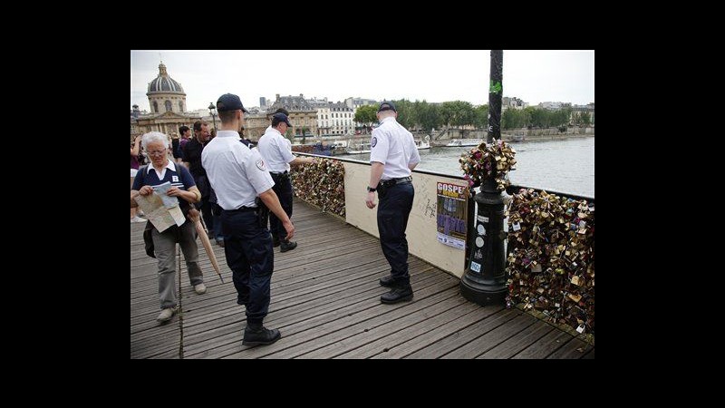 Francia, troppi lucchetti dell’amore a Pont des Arts: crolla ringhiera