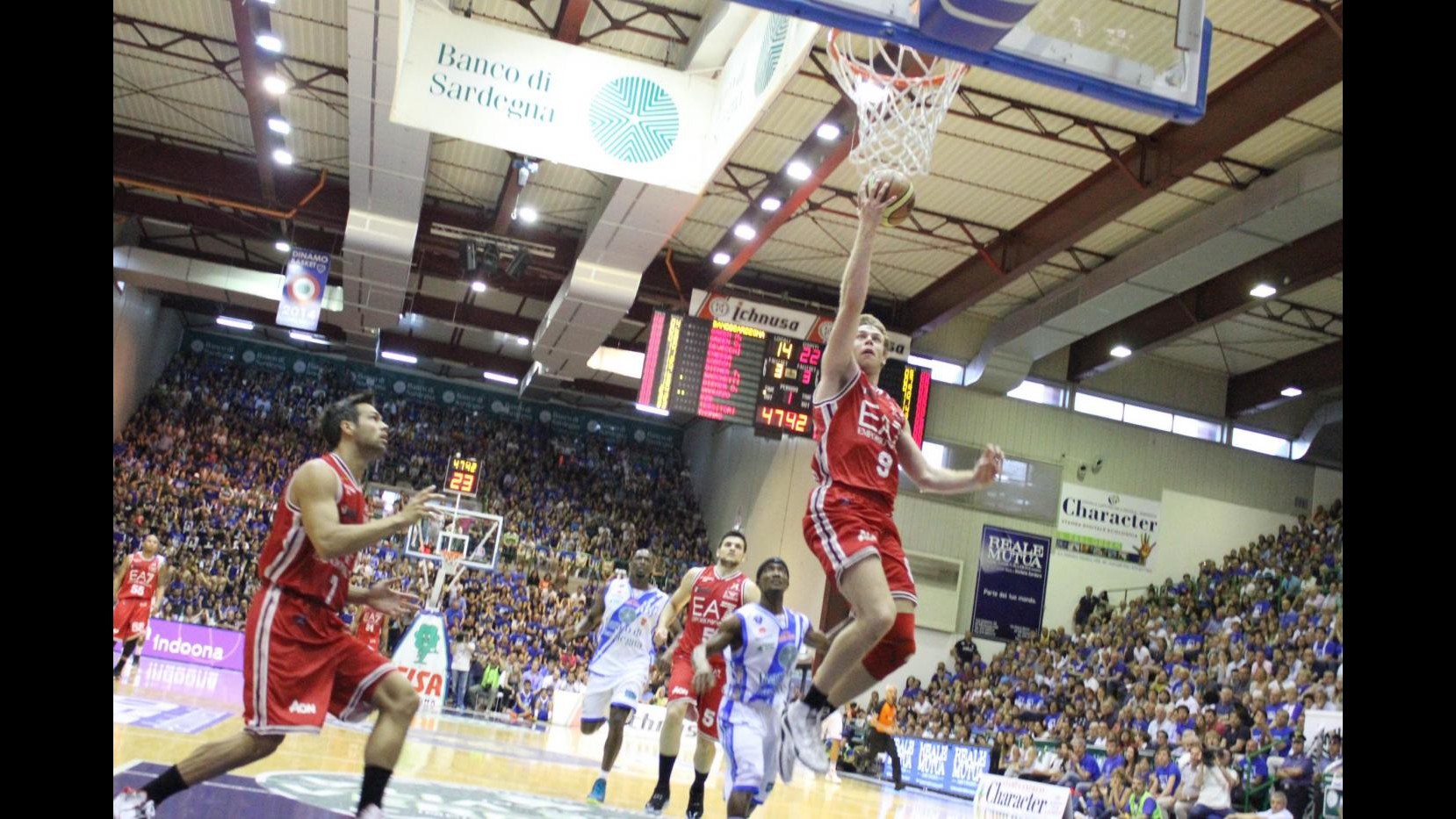 Basket, playoff Serie A: 95-76 a Sassari, Milano accede in finale