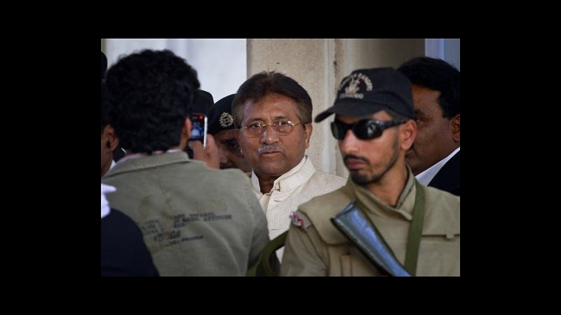 Pakistan, Corte ordina arresto Musharraf ma ex leader fugge dall’aula