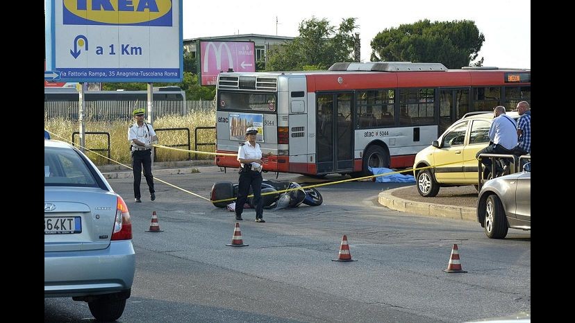 Roma, scontro tra bus Atac e scooter: morta una donna