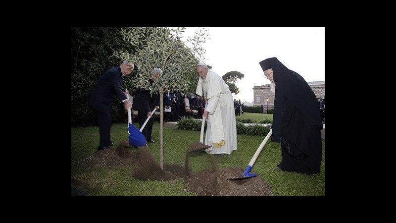 Papa Francesco prega con Peres e Abbas per la pace in Medioriente