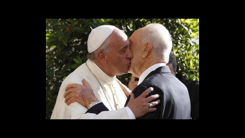 Medioriente, abbraccio tra Peres e Abbas davanti Papa in Vaticano