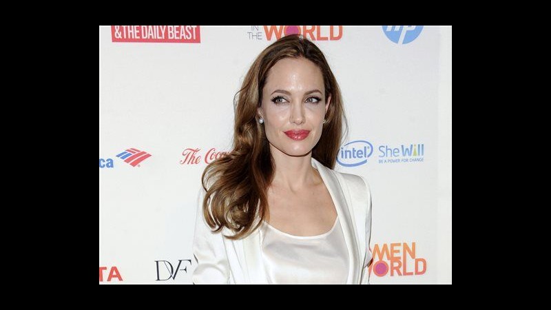 Angelina Jolie: Ho fatto doppia mastectomia per prevenire cancro a seno