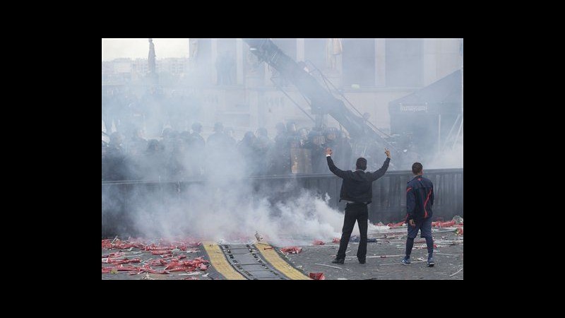 Scontri polizia-tifosi, interrotta festa scudetto PSG al Trocadero