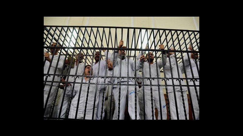 Egitto, saranno riprocessati agenti condannati per morte 37 pro Morsi