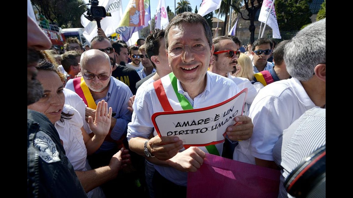 Migliaia di persone al gay pride: Roma invasa dai colori