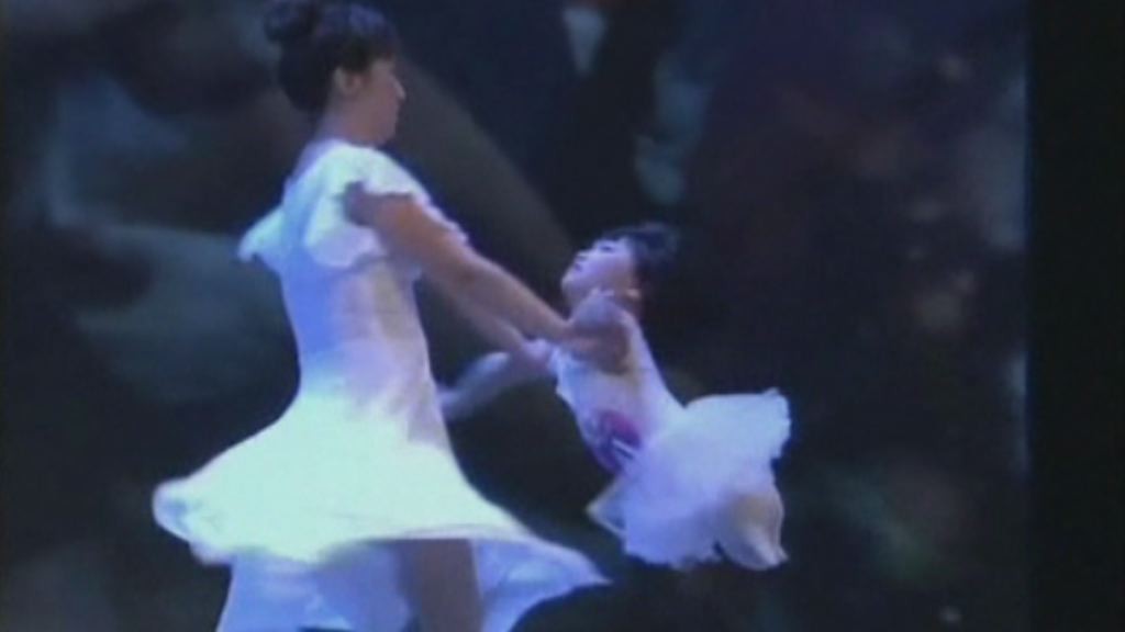 Cina, madre e figlia senza gambe ballano insieme sul palco