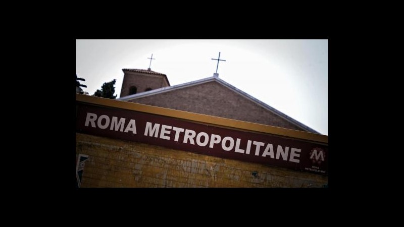 Roma, tenta borseggio in metro e scappa: muore cadendo dalle scale