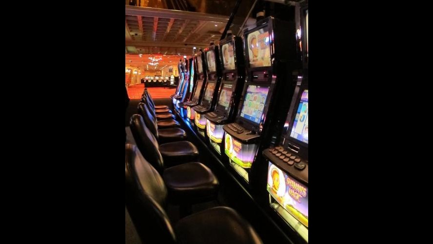 Bari, perde tutto: spacca la slot machine e aggredisce il gestore