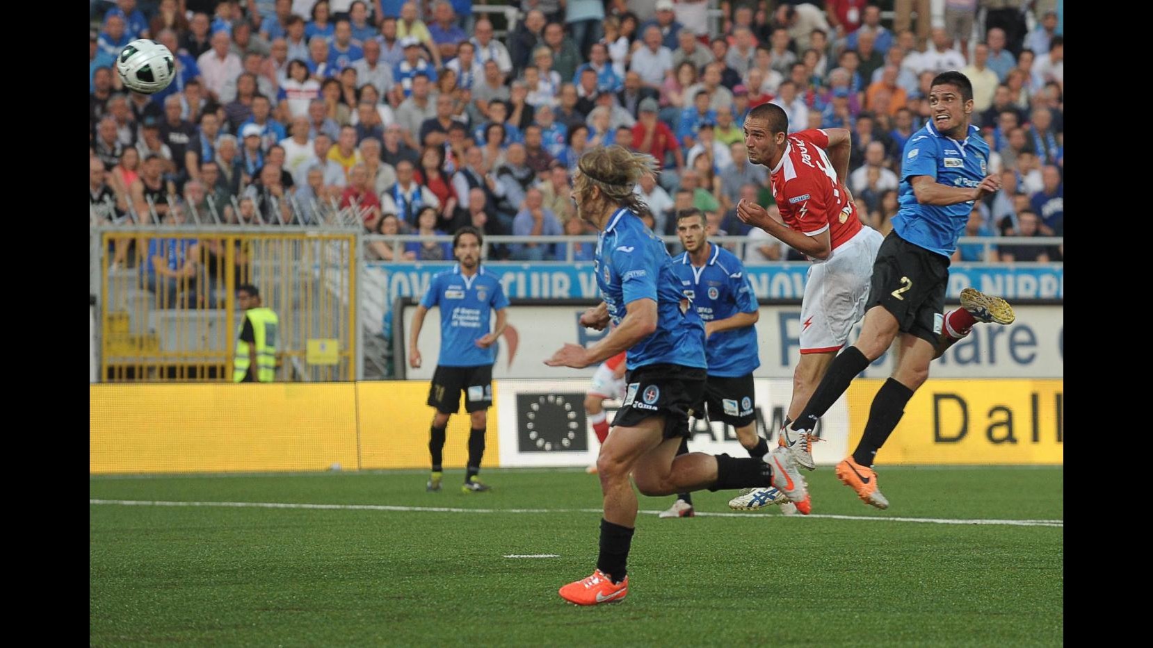 Calcio, playout Serie B: Pavoletti affonda Novara, Varese vince 2-0